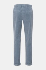 Rückansicht der 04651/ A trip in a bag Cordhose rauchblau aus elastischer Baumwolle, tapered Fit, knöchellang mit Bundknopf, Reißverschluss.