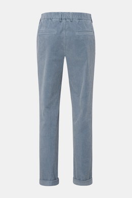 Rückansicht der 04651/ A trip in a bag Cordhose rauchblau aus elastischer Baumwolle, tapered Fit, knöchellang mit Bundknopf, Reißverschluss.