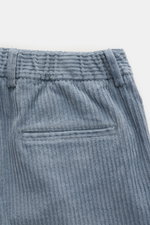 Detailaufnahme der Rückseite der 04651/ A trip in a bag Cordhose rauchblau aus elastischer Baumwolle mit paspelierter Gesäßtasche.