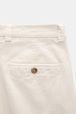 Berwich Baumwollhose 'Negroni' creme, Detailaufnahme von hinten, robuste Baumwoll-Canvas, leicht elastisch, Regular Fit, gesäumte Gesäßtasche mit Knopf.