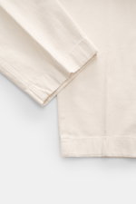 Berwich Baumwollhose 'Negroni' creme, Detailansicht vom Beinabschluss, aus robustem, leicht elastischem Baumwoll-Canvas, Regular Fit, mit Reißverschluss, Bundhaken, Knopfriegel und Taschen.