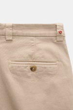 Berwich Baumwollhose 'Negroni' beige aus robustem, leicht elastischem Canvas, Rückansicht mit geknöpfter Gesäßtasche und Bundschlaufen.