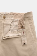 Berwich Baumwollhose 'Negroni' beige, halb geöffnet, aus robustem, leicht elastischem Baumwoll-Canvas mit Reißverschluss, Bundhaken, Knopfriegel, Taschen.