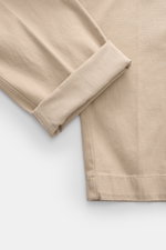 Berwich Baumwollhose 'Negroni' beige, Detailaufnahme vom Bein mit umgeschlagenem Saum, robuster Baumwoll-Canvas, Regular Fit, leicht elastisch.