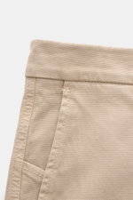 Berwich Baumwollhose 'Negroni' beige aus robustem, leicht elastischem Baumwoll-Canvas, Nahaufnahme des Bunds und Taschen, Regular Fit, schmal zulaufend.