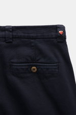 Berwich Baumwollhose 'Negroni' navy, Detailansicht von hinten oben, robustes Baumwoll-Canvas, Regular Fit, geknöpfte Gesäßtasche, leichter Stretch.