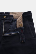 Nahaufnahme der geöffneten Berwich Baumwollhose 'Negroni' navy aus robustem Baumwoll-Canvas mit Reißverschluss, Bundhaken, Knopfriegel und Taschen, fotografiert von oben.
