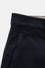 Berwich Baumwollhose 'Negroni' navy, Detailaufnahme seitlich oben, robustes, leicht elastisches Baumwoll-Canvas, Regular Fit, Reißverschluss, Bundhaken.