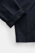Berwich Baumwollhose 'Negroni' navy im Detail, Nahaufnahme von leicht elastischem Baumwoll-Canvas mit Umschlag, Regular Fit.