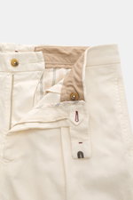 Berwich Baumwollhose 'Chiaia Old' creme, Nahaufnahme von Bund und Reißverschluss, Tapered Fit, elastische Baumwolle, Knopfriegel und Taschen innen sichtbar.