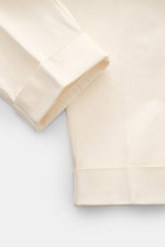 Berwich Baumwollhose 'Chiaia Old' creme, Nahaufnahme von unten schräg, zeigt schmal zulaufenden Saumaufschlag und weiche, elastische Baumwolle.