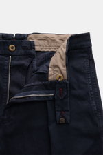 Berwich Baumwollhose 'Chiaia Old' navy, Nahaufnahme von Bund und offenem Reißverschluss, elastische Baumwolle, Tapered Fit, Knopfriegel, Taschen.