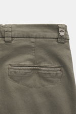 Berwich Baumwollhose 'Chiaia Old' graugrün, Detailansicht von hinten oben mit Leistentasche, Gürtelöse, weicher, elastischer Baumwolle, Tapered Fit.