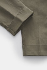 Berwich Baumwollhose 'Chiaia Old' graugrün im Detail, Nahaufnahme des fixierten Saumaufschlags und weichen, leicht elastischen Baumwollstoffs.