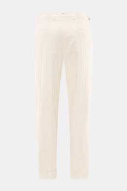 Berwich Baumwollhose 'Chiaia Old' creme, knöchellang mit fixiertem Saumaufschlag, Tapered Fit, leicht elastisch, fotografiert von hinten.