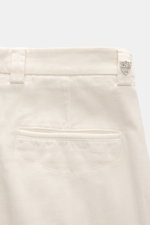 Berwich Baumwollhose 'Chiaia Old' creme, Detailaufnahme der Rückseite mit Leistentasche, tonaler Fischgrat, elastische Baumwolle, Tapered Fit.