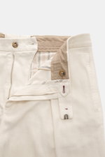 Berwich Baumwollhose 'Chiaia Old' creme, Nahaufnahme von offenem Bund mit Reißverschluss, Knöpfen, tonaler Fischgratstruktur, elastischer Baumwolle, Tapered Fit.