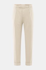Berwich Baumwollhose 'Chiaia Old' beige im Tapered Fit, frontale Nahaufnahme mit elastischer Baumwolle, Bundknöpfen, einfachen Bundfalten und Saumaufschlag.