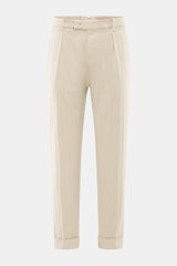 Berwich Baumwollhose 'Chiaia Old' beige im Tapered Fit, frontale Nahaufnahme mit elastischer Baumwolle, Bundknöpfen, einfachen Bundfalten und Saumaufschlag.