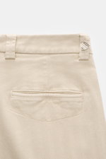 Berwich Baumwollhose 'Chiaia Old' beige, Nahaufnahme Rückansicht mit tonalem Fischgrat, Leistentasche, Bund mit Reißverschluss, modernem Tapered Fit.