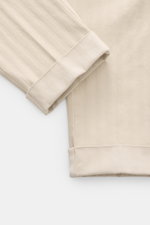 Berwich Baumwollhose 'Chiaia Old' beige, Nahaufnahme des fixierten Saumaufschlags und tonalem Fischgrat, weich, elastisch, Tapered Fit.