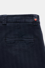 Berwich Baumwollhose 'Chiaia Old' navy, Detailaufnahme von hinten oben mit tonalem Fischgrat, Leistentasche, Tapered Fit und rotem Logo-Badge.