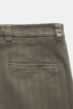 Berwich Baumwollhose 'Chiaia Old' graugrün, nahes Detailfoto von Bund und Gesäß, tonaler Fischgrat, elastische Baumwolle, Tapered Fit.