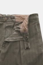 Berwich Baumwollhose 'Chiaia Old' graugrün, Nahaufnahme der geöffneten Taille mit Reißverschluss, Bundknöpfen, tonalem Fischgrat und weichem Griff.