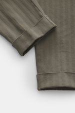 Berwich Baumwollhose 'Chiaia Old' graugrün, Detailaufnahme des fixierten Saumaufschlags im tonalen Fischgrat, weiche, elastische Baumwolle, Tapered Fit.