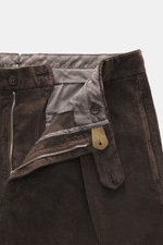Close-up front view of Berwich Corduroy pants 'Chiaia' dark brown showing zipper, button, and waistband details in soft, elastic cotton corduroy.

<p>The trousers 'Chiaia' by BERWICH show how casual elegance can be with their distinctive corduroy in sligh