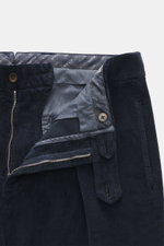 Berwich Cordhose 'Chiaia' navy aus elastischem Baumwoll-Cord, Tapered Fit, knöchellang, Reißverschluss und Bundknöpfe, Detailansicht von oben.