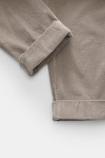 Berwich Cordhose 'Chiaia' taupe, Detailaufnahme schmal zulaufender, knöchellanger Cord mit fixiertem Saumaufschlag und weichem Griff.