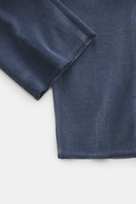 Close-up top-down view of the Berwich Corduroy pants 'Retrolong' grey blue showing soft cotton and cashmere corduroy texture with tapered leg hems.

<p>The 'Retrolong' corduroy pants by BERWICH show how casual elegance can look with their distinctive cott