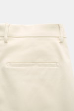 Berwich Chino 'Chiaia' creme, Detailaufnahme Rückseite in Twill-Baumwolle, glatter Griff, Leistentaschen, fixierter Saumaufschlag, Bundschlaufen.