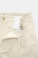 Berwich Chino 'Chiaia' creme, Nahaufnahme von vorne innen, Twill-Baumwolle, Tapered Fit, elastisch, Knopfriegel, Reißverschluss, Bundfalte, Taschen.