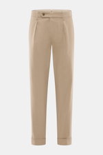 Berwich Chino 'Chiaia' taupe, frontale Nahaufnahme, knöchellange Baumwollhose mit Tapered Fit, glattem Griff, Bundknopf, Reißverschluss, Bundfalte, Saumaufschlag.