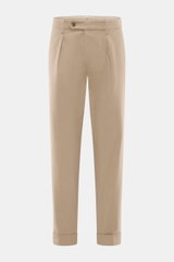 Berwich Chino 'Chiaia' taupe, frontale Nahaufnahme, knöchellange Baumwollhose mit Tapered Fit, glattem Griff, Bundknopf, Reißverschluss, Bundfalte, Saumaufschlag.