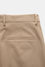 Berwich Chino 'Chiaia' taupe, Detailaufnahme von hinten, Twill-Baumwolle, leicht elastisch, Tapered Fit, Leistentasche, fixierter Saumaufschlag.