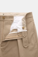 Berwich Chino 'Chiaia' taupe, Detailaufnahme von Bund und Innenseite, Baumwoll-Twill, elastisch, Tapered Fit, Knopfriegel, Reißverschluss, Leistentaschen.