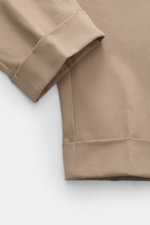 Berwich Chino 'Chiaia' taupe im Detail, Nahaufnahme des fixierten Saumaufschlags, glatter Twill-Baumwolle mit leichtem Stretch.