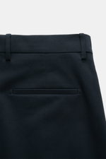 Berwich Chino 'Chiaia' navy, Detailaufnahme von hinten oben, Twill-Baumwolle, Taschen, Bund mit Knopfriegel, schmal zulaufend, Tapered Fit.