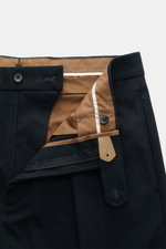 Berwich Chino 'Chiaia' navy im Detail von oben fotografiert, offen mit Reißverschluss, Bundknöpfen, innen braun, Tapered Fit, Baumwoll-Twill.