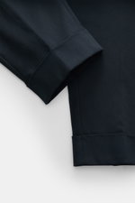 Berwich Chino 'Chiaia' navy in Nahaufnahme von unten, zeigt fixierten Saumaufschlag aus elastischer Baumwolle im Tapered Fit.