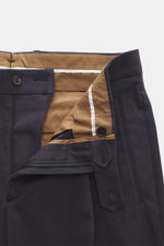 Berwich Baumwollhose 'Retrolong' navy, Detailaufnahme von vorne oben mit offenem Bund, Reißverschluss, Knöpfen, Regular Fit, feiner Twill, elastisch, schmal zulaufend.