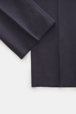 Berwich Baumwollhose 'Retrolong' navy, Detailaufnahme aus schräger Perspektive zeigt soften, elastischen Twill mit offener Saumlänge und feiner Linienführung.