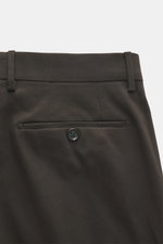 alt="Nahaufnahme der Berwich Baumwollhose 'Retrolong' dunkelbraun in Regular Fit, zeigt Rückseite mit Leistentasche, Knopf, Bundschlaufen, feinem Twill