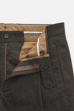 Berwich Baumwollhose 'Retrolong' dunkelbraun, Detailaufnahme von innen mit offenem Bund, Reißverschluss, Knöpfen und feinem Baumwoll-Twill.