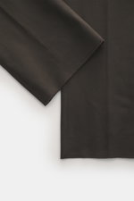 Berwich Baumwollhose 'Retrolong' dunkelbraun, Detailaufnahme von Bein und Saum, feiner Twill, elastisch, Regular Fit, offene Saumlänge.