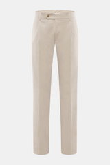 Berwich Baumwollhose 'Retrolong' sand, frontale Nahaufnahme, Regular Fit, feiner Baumwolltwill, elastisch, Bundknöpfe, Knopfriegel, Taschen, offene Saumlänge.