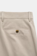 Berwich Baumwollhose 'Retrolong' sand, Detailaufnahme von hinten, zeigt paspelierte Leistentasche mit Knopf, feiner Baumwoll-Twill, Regular Fit, elastisch, offenem Saum.